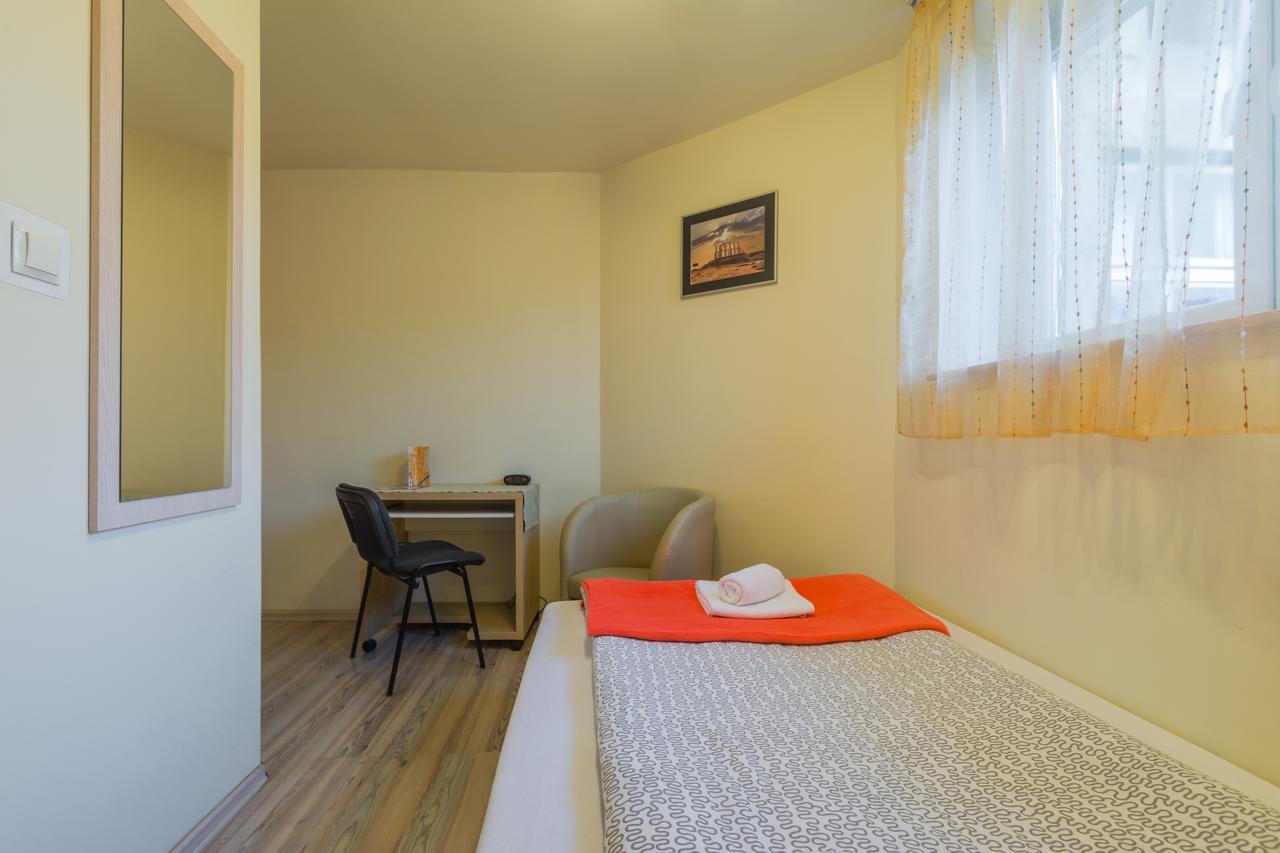Euro-room & *